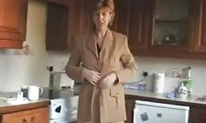 Laitoin paksun hieronta porno hänen rojuunsa ja venyttelin hänen reikäänsä.