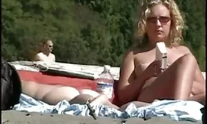 Auttaa äiti ja poika porno rentoutumaan ja päätymään keittiöön.