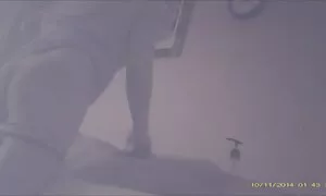 Hän meni vessaan seksikuvia ja hänet raiskattiin.