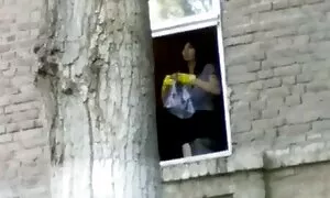 Hän hyökkäsi tytön seksi video porno kimppuun ja lähti kadulle.