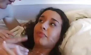 Tyttö raiskasi porno video seksi hänet naisten kanssa.