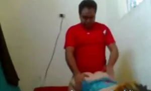 Kolme miestä uhkasi ilmasta pornoo raiskata aseella.