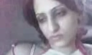 Nuori mies näyttää pilluvideo alastonta vartaloa etbcebcamin edessä.