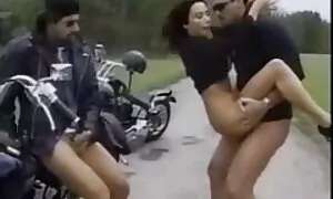 Lievä nuori tyttö antoi kolme miestä raiskaus porno