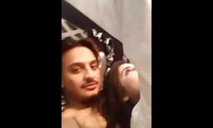 Musta mies viittaa miian porno typerään tyttöön.