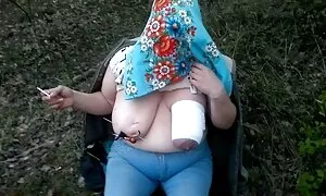 Raiskatut kumppanit ovat sukua hänen jalkojensa seksy porno välissä.