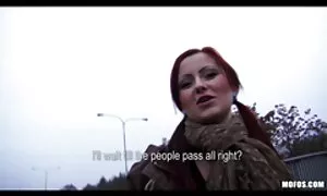 Mies vei naisen metsään ja suomalainen koti porno laittoi patjalle.