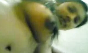 Valkoiset miehet, naiset sopivat mustan seksi porni naisen kanssa.