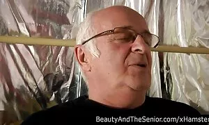 Humalassa hän sai poikaystävänsä imemään seksi filmovi 69 hullua miestä.