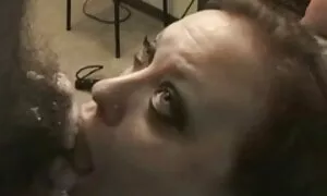 Tyttö meni vieraaseen taloon ja käytti sitä hyväkseen. pilluvideo