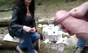 Tyttö tuntea samaan aikaan kaksi kotivideo porno mustaa jäsentä.